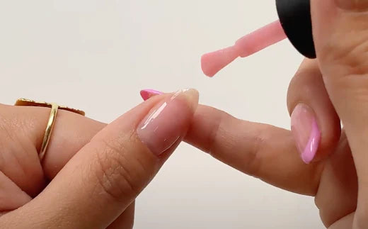 Builder gel på naturliga naglar