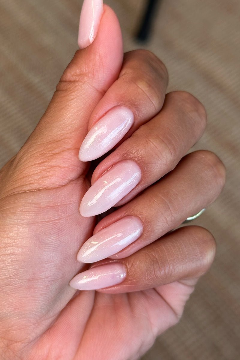 Delicate Shimmer · 477 – Liquid Builder Gel från Nailster, bild 4