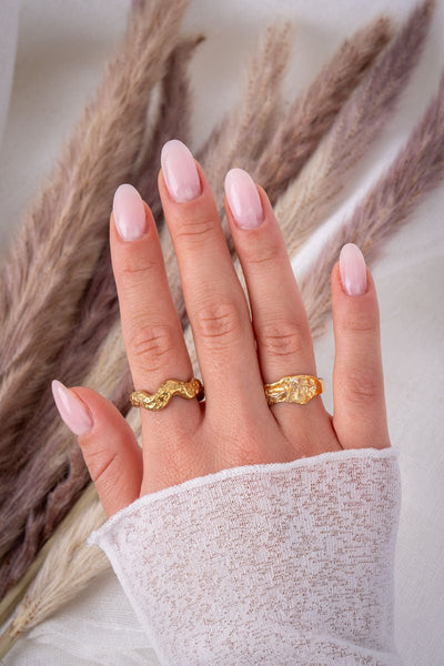 Bella  · 423 - Hand