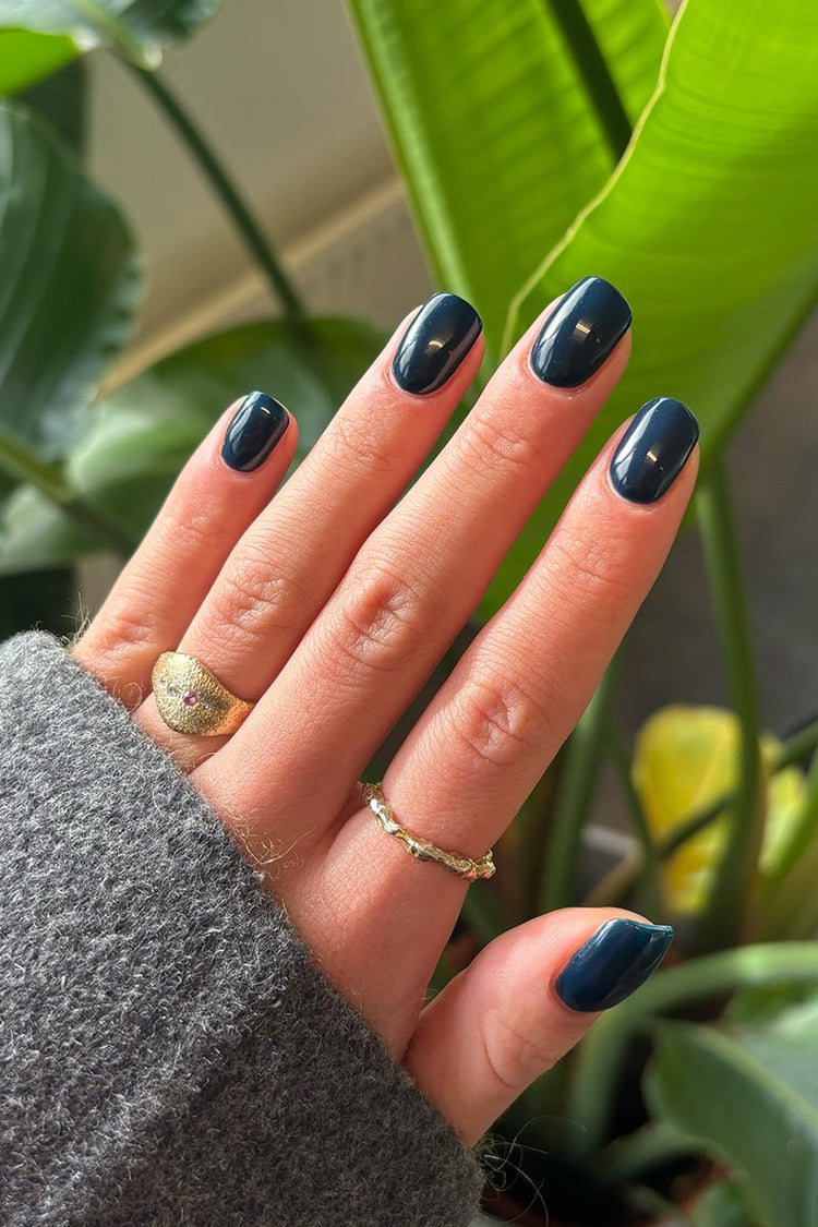 Sip of Noir · 513 – Gel Polish från Nailster, bild 3